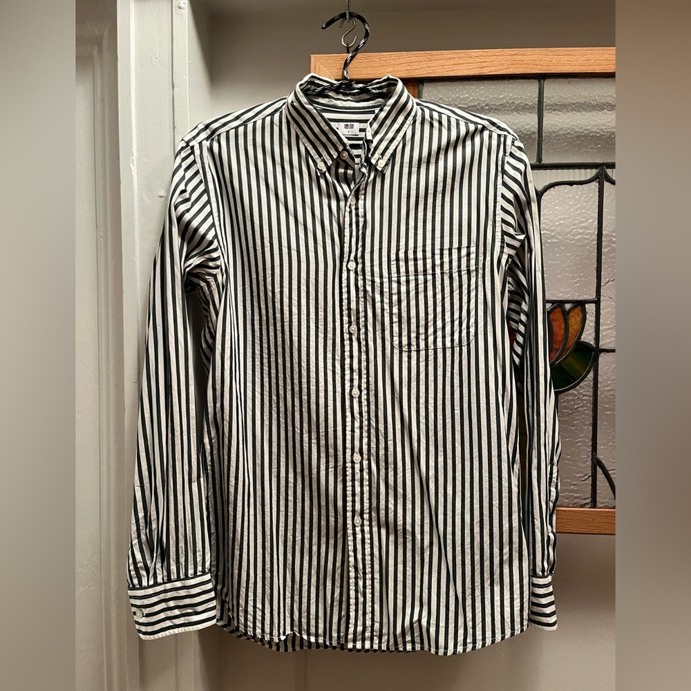 UNIQLO Men’s Green and White Vertical Stripe Button-Up Shirt